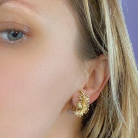 Vintage Leafy Clip-On Earrings - Picture 4 of 4